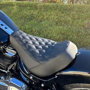 HOGWORKZ® Solo Seat for Wide Bobber Rear Fender for Harley® Softail '18-'25 (Diamond / Black)