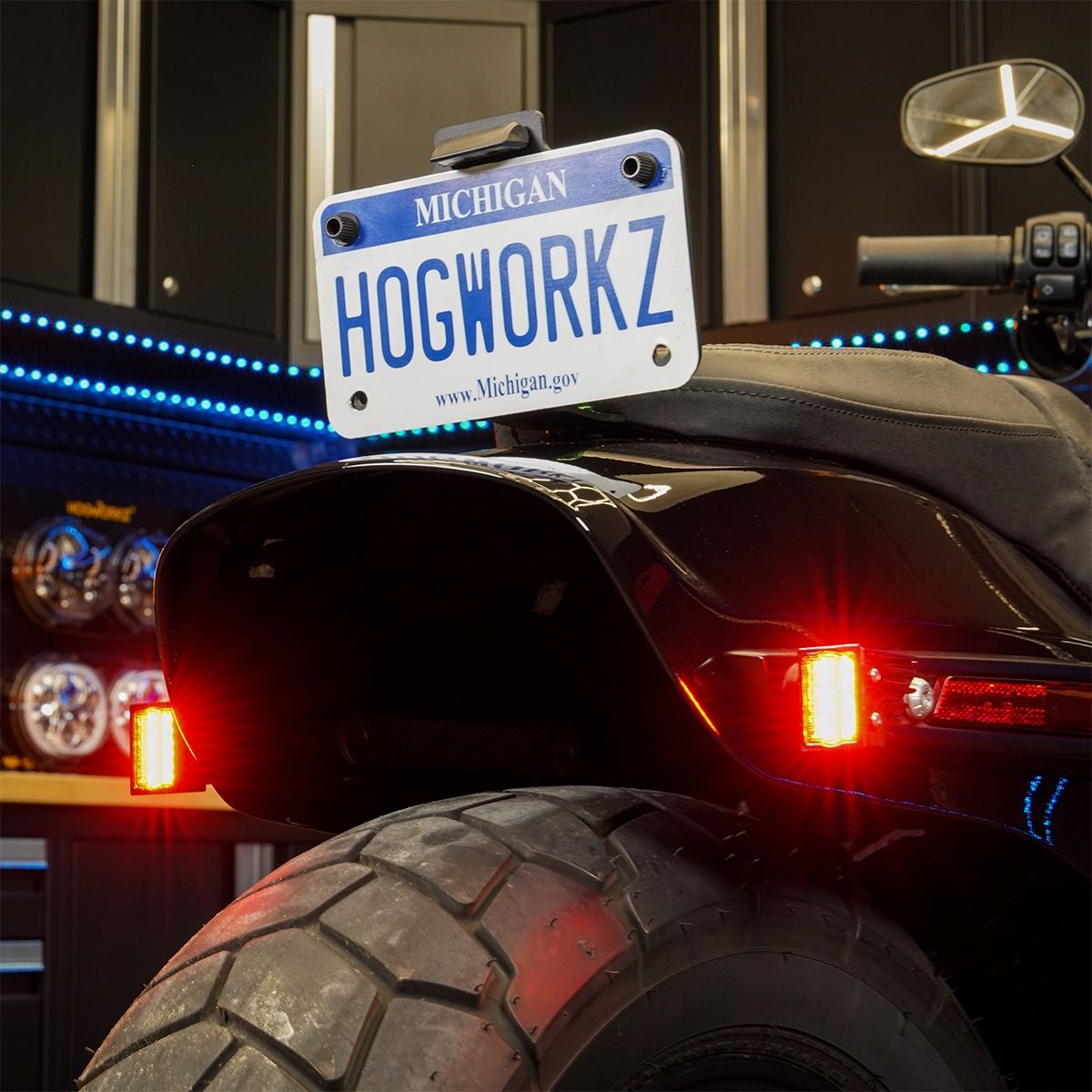 Indicatori di direzione a LED HOGWORKZ® Performance Montati su montante posteriore per Harley® Softail M8 '18-'25